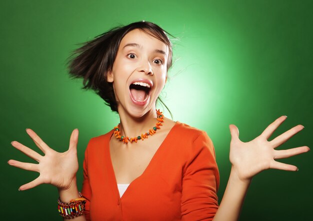 Femme jeune expression sur mur vert