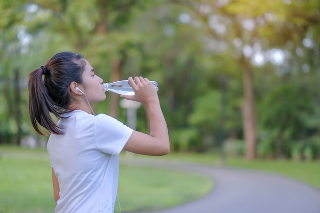 femme jeune de fitness boire de l&#39;eau de l&#39;énergie