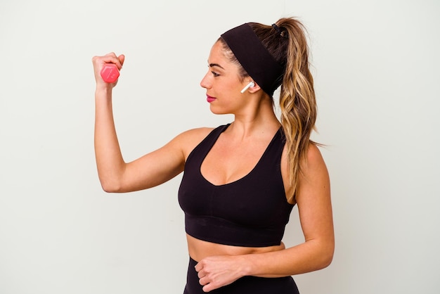 Femme jeune de fitness avec des haltères isolé sur fond blanc