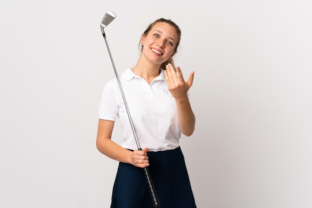 Femme jeune golfeur sur mur blanc isolé invitant à venir