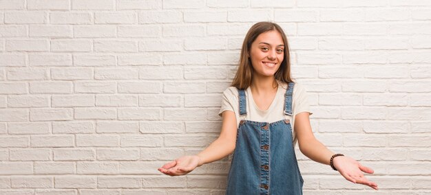 Femme jeune hipster invitant à venir