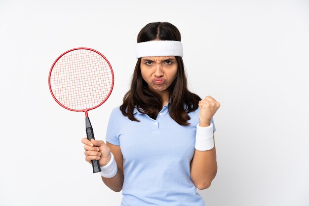 Femme jeune joueur de badminton sur blanc isolé avec un geste de colère