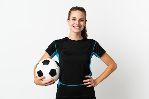 Femme jeune joueur de football isolé sur fond blanc posant avec les bras à la hanche et souriant