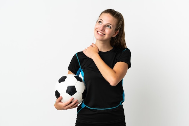 Femme jeune joueur de football isolé sur fond blanc en regardant en souriant