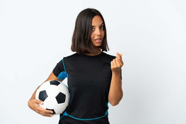 Photo femme jeune joueur de football isolé sur un mur blanc faisant un geste d'argent