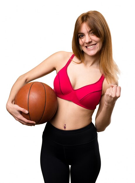 Femme jeune sport avec ballon de basket