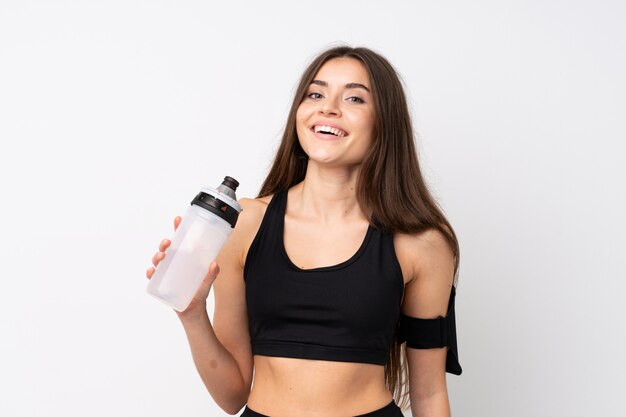 Femme jeune sport sur blanc isolé avec bouteille d'eau de sport