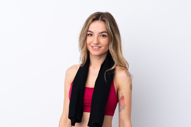 Femme jeune sport sur mur blanc isolé avec serviette de sport