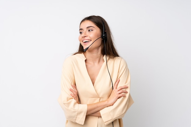 Femme jeune télévendeur au blanc isolé rire