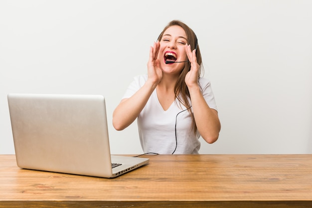 Femme jeune télévendeur crier excité.