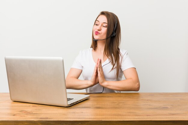 Femme jeune télévendeur inventant un plan, mettant en place une idée.