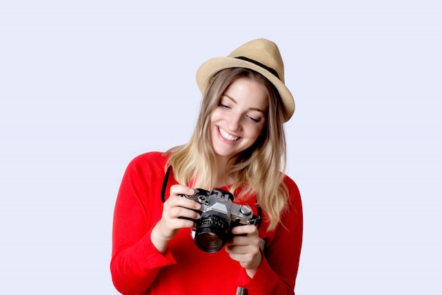 Femme jeune touriste avec appareil photo vintage.