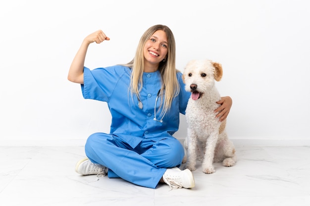 Femme jeune vétérinaire avec chien