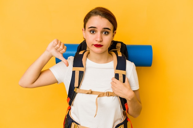 Femme jeune voyageur arabe maigre montrant un geste de dégoût, pouces vers le bas. Concept de désaccord.