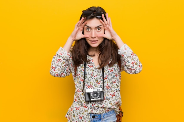 Femme jeune voyageur brune en gardant les yeux ouverts pour trouver une occasion de réussir.