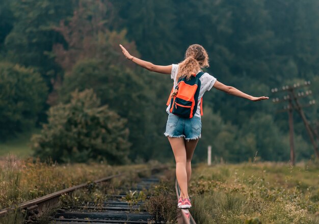 Femme jeune voyageur sur un chemin de fer