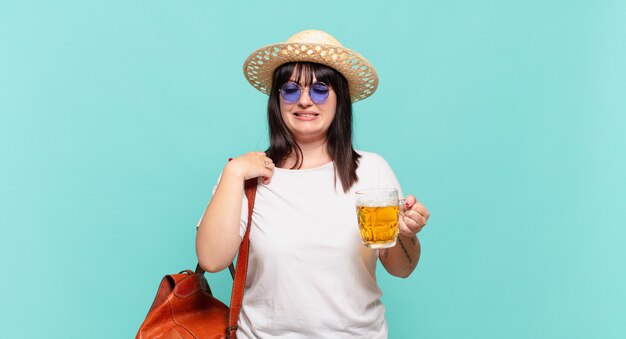 Femme jeune voyageur se sentant stressée, anxieuse, fatiguée et frustrée, tirant le cou de chemise, à la frustration de problème