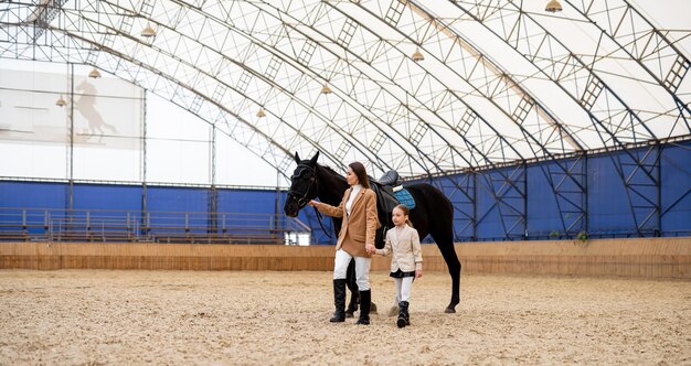 Femme jockey entraîneur cheval Horseride femme jockey avec fille