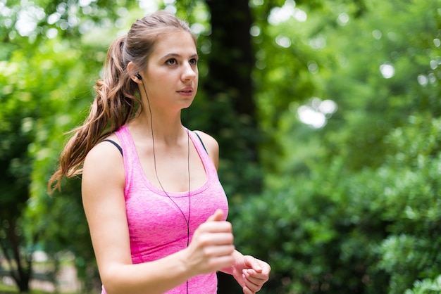 Femme, jogging, parc