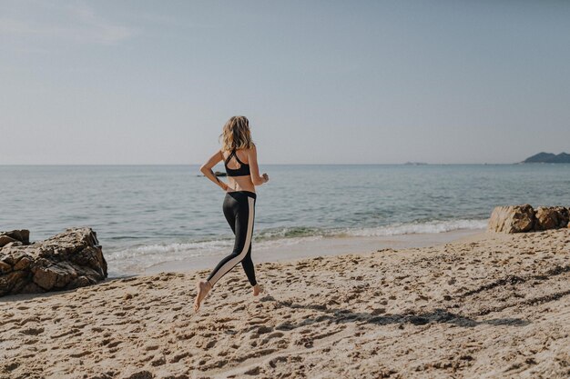 Photo femme, jogging, plage