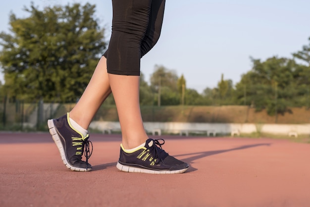 Photo femme de jogging portant des baskets noires et un pantalon noir