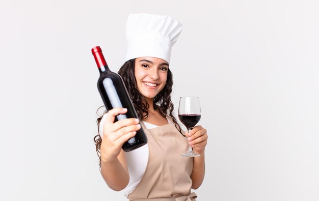 Femme jolie chef hispanique avec une bouteille de vin