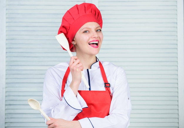 Femme jolie chef portant un chapeau et un tablier Recettes délicieuses et faciles Meilleures recettes culinaires à essayer à la maison Conseils culinaires professionnels Dame adorable chef enseigne les arts culinaires Concept de spectacle culinaire