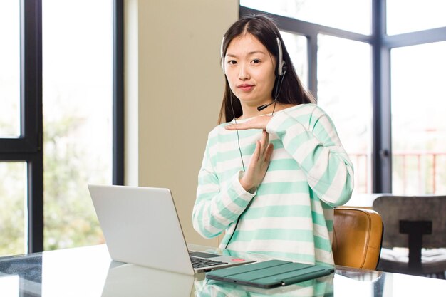 Femme jolie télévendeuse asiatique et concept de télétravail