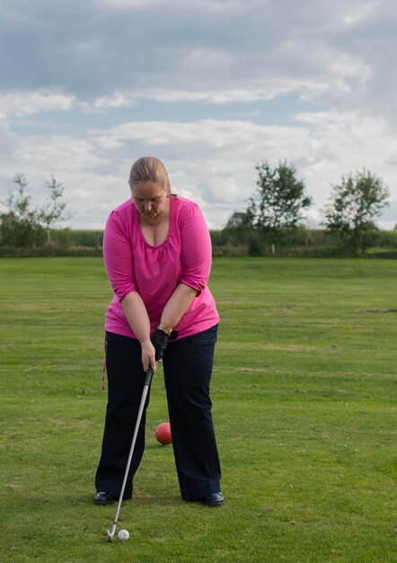 Une femme jouant au golf.