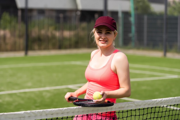 Femme jouant au tennis et attendant le service