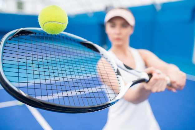 Femme jouant au tennis