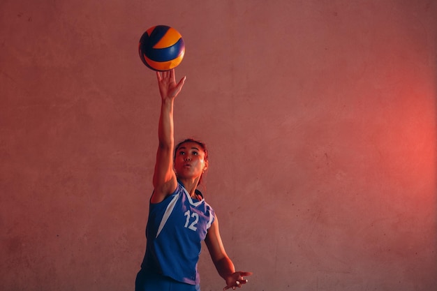 Une femme jouant au volley-ball contre le mur.