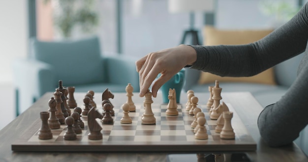 Femme jouant aux échecs à la maison