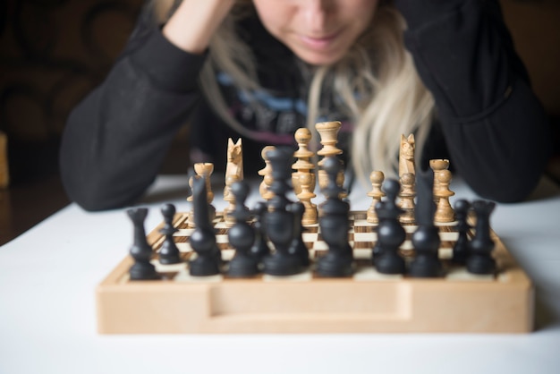 Femme jouant aux échecs