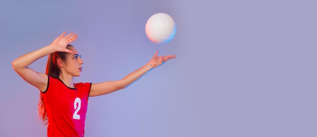 Femme jouant avec une balle en arrière-plan