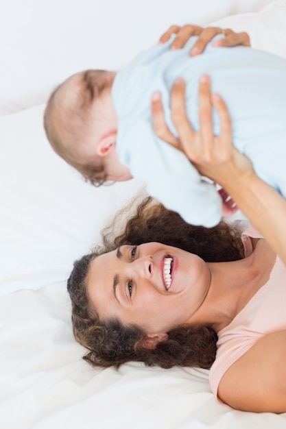 Femme jouant avec bébé