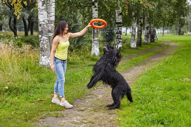 Photo femme jouant avec un chien dans le parc