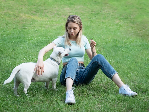 Femme jouant avec un chien de race Jack Russell Terrier