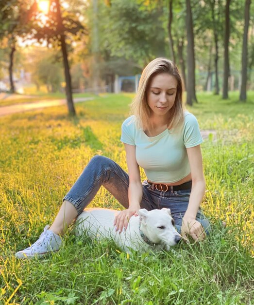 Photo femme jouant avec un chien de race jack russell terrier