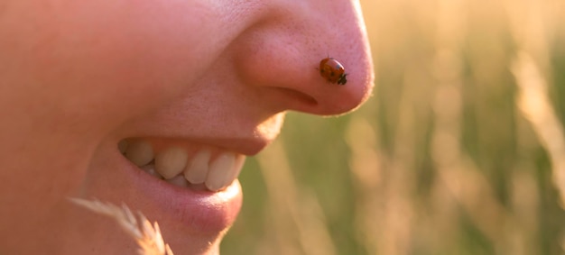 Photo femme jouant avec coccinelle à l'extérieur