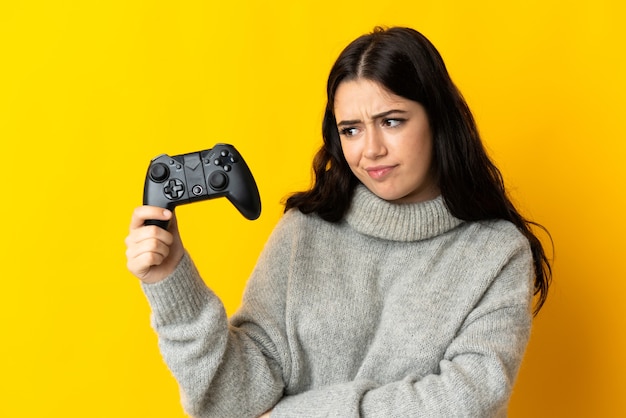 Femme jouant avec un contrôleur de jeu vidéo isolé