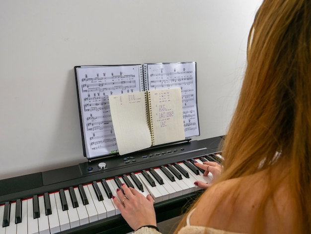 femme jouant du piano à la maison