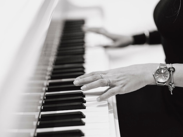 Une femme jouant du piano