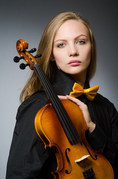 Femme jouant du violon