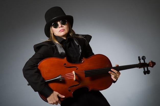 Femme jouant du violoncelle classique dans le concept de musique