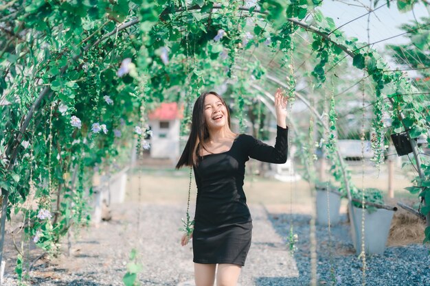 Femme jouant fun heureux tunnel de fleurs