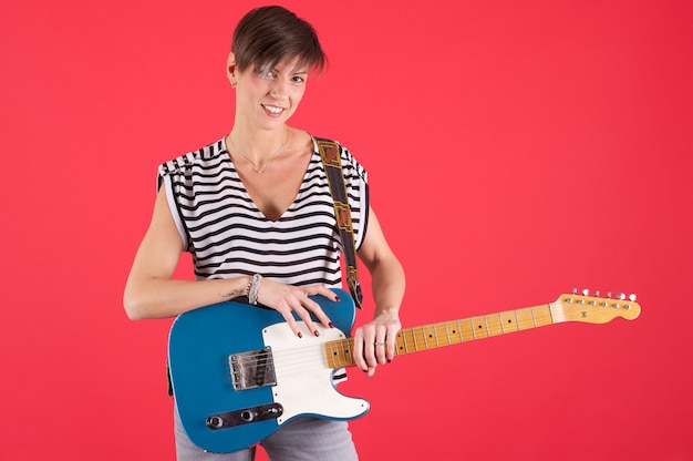 Femme jouant de la guitare électrique