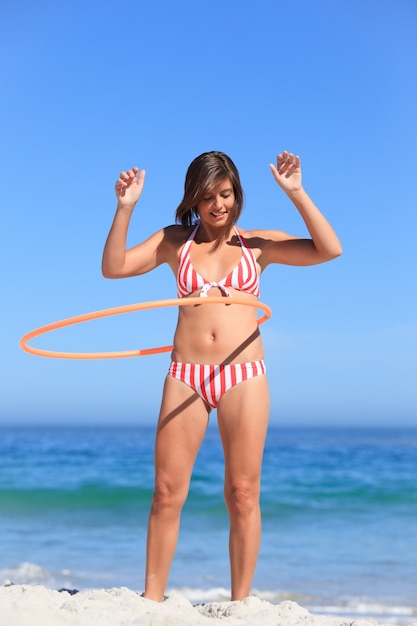 Femme jouant avec un hula hoop