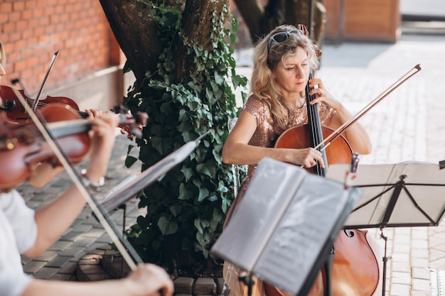 Femme jouant d'un instrument de musique