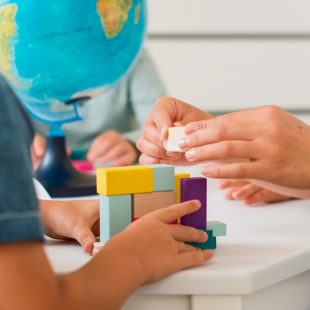 Femme jouant avec de petits enfants pendant la classe